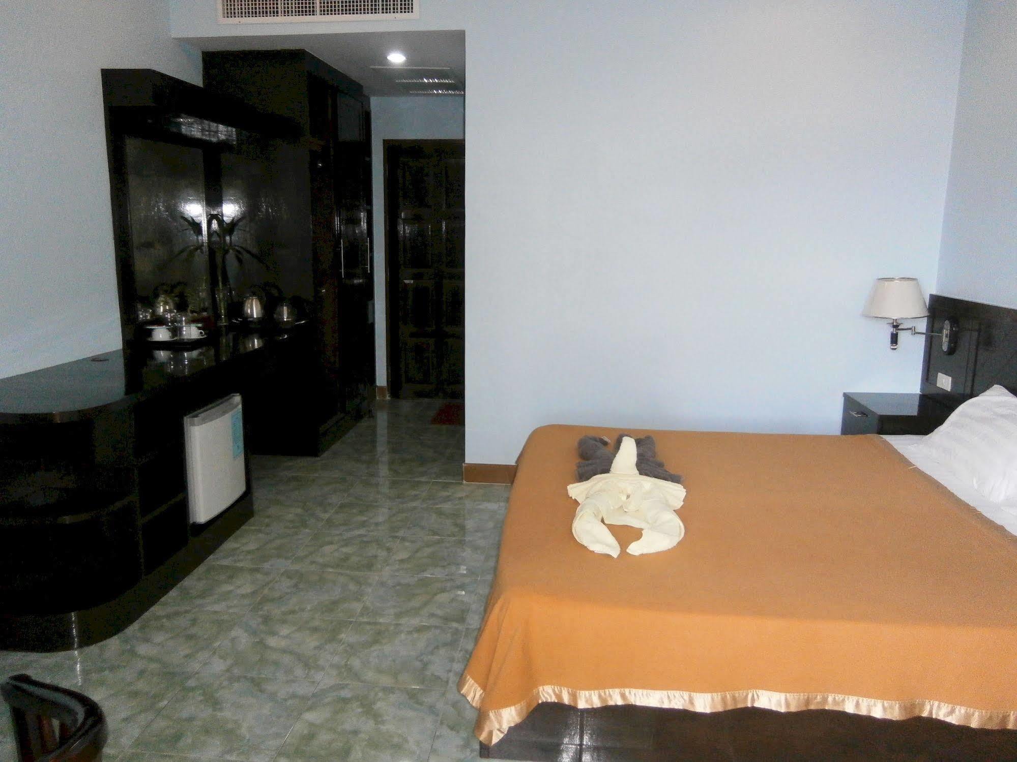 Feng Shui House Hotel Patong Bagian luar foto