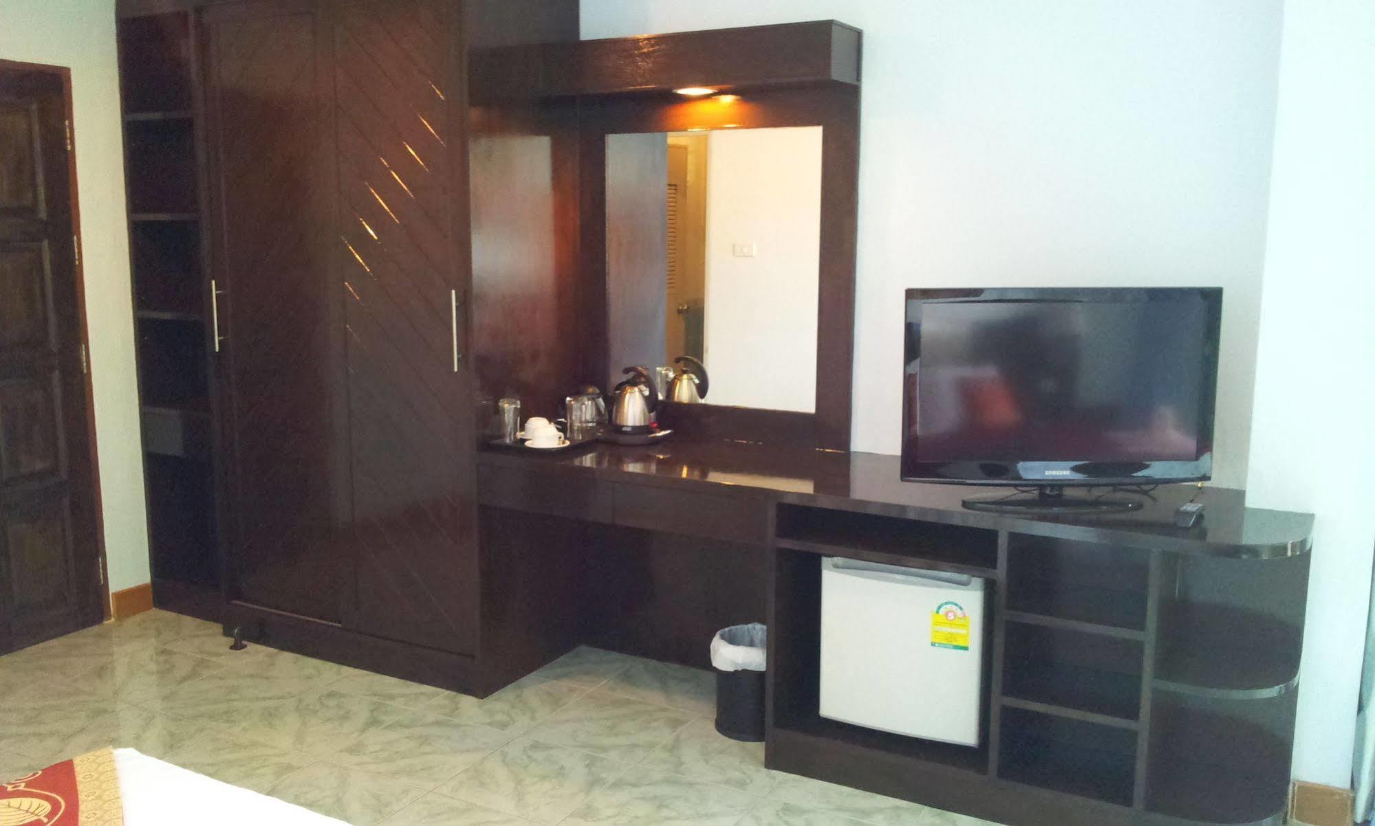 Feng Shui House Hotel Patong Bagian luar foto